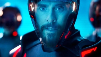 Эван Питерс и Джиллиан Андерсон рассказали о сложных злодеях в «Трон: Арес»