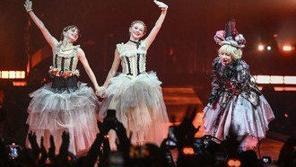 Леди Гага выступила в Лондоне с актрисами сериала «Уэнсдэй»