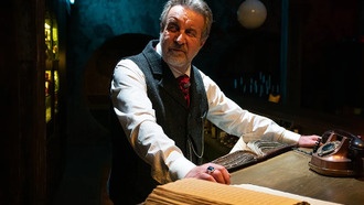 В сериале «Бар „Один звонок“» герои звонят умершим в новых постерах