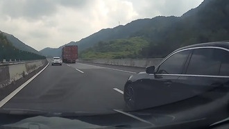 Водитель устроил опасное перестроение и обвинил другого водителя: «Я перестраиваюсь — он должен тормозить!»