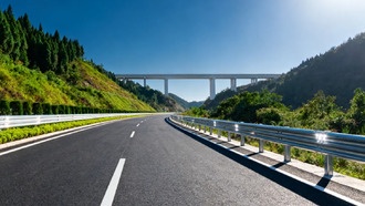 Водитель в Китае сэкономил 1300 юаней, выехав с платной трассы за минуту до окончания бесплатного периода