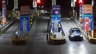 Водитель опоздал на 8 секунд и заплатил 500 юаней за проезд по платной трассе