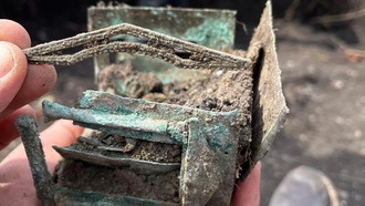 В Румынии нашли редкую бронзовую шкатулку в виде фасада храма