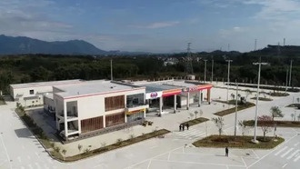 В Китае раскритиковали планировку автозаправок с обязательным проходом через магазин