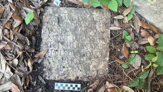 1900-летнее надгробие римского солдата найдено на заднем дворе в Новом Орлеане