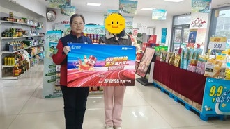 Женщина выиграла тонну бензина в лотерее на заправке