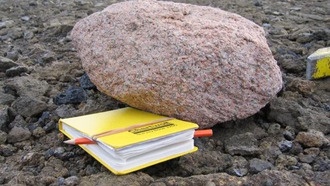 Под ледником в Антарктиде обнаружен гигантский гранитный массив