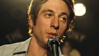 Почему Брюс Спрингстин впервые улыбается в фильме «Избавь меня от ниоткуда»: объяснение Джереми Аллена Уайта