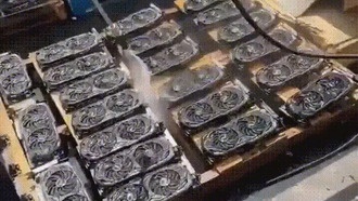 Видео с «варварской» мойкой видеокарт вызвало споры в сети