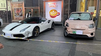 Водительница 62 лет устроила массовое ДТП в Тяньцзине с участием Ferrari 488