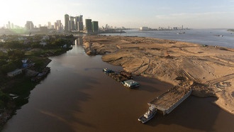 Добыча песка угрожает экосистеме озера Тонлесап в Камбодже