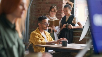 Исследование: молодые люди чувствуют себя одновременно и одинокими, и социально связанными