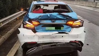 Таксист резко затормозил на трассе после пропуска съезда, создав опасность для автобуса с 54 пассажирами