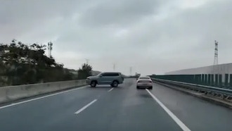 Водитель развернулся на скоростной трассе, едва не спровоцировав аварию