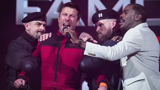 Режиссер «Бегущего человека» рассказал о неконтролируемой сцене с Гленом Пауэллом и Колманом Доминго