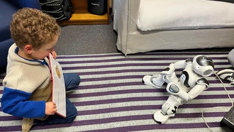 Социальные роботы-компаньоны повышают уверенность детей в чтении