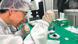 Ученые раскрыли причину липкости лунного грунта с обратной стороны Луны