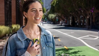 Носимая AI-камера Looki L1 сама снимает вашу жизнь и монтирует влоги