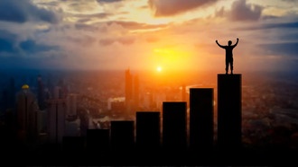 Исследование: доход от работы помогает расти, а от капитала — падать