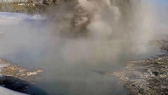 В Йеллоустоне засняли на видео грязевой выброс из источника Black Diamond Pool