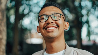 Улыбающихся людей оценивают лучше и доверяют им больше