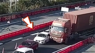 Водитель попытался вклиниться между грузовиком и попал в аварию: «Я же уже проехал!»