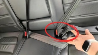 Владелец Honda CR-V обнаружил, что ремень безопасности заднего среднего сиденья установлен задом наперед