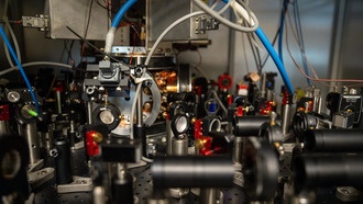 Квантовый симулятор показал, как вибрации направляют поток энергии в молекулах