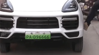 Пенсионер потратил 20 000 юаней на «Порше»-«колясочку» с кривым рулём и внезапным отключением электричества