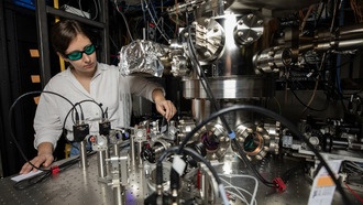 Новая криогенная вакуумная камера снижает шум для квантовых ловушек ионов