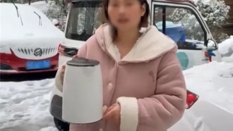 Женщина проверила на чужой машине, лопнет ли стекло от кипятка, и удивила ответом