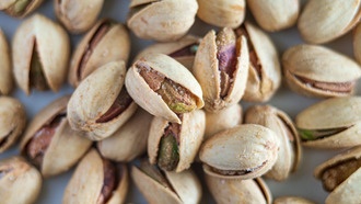 Учёные выяснили, почему трескаются фисташковые скорлупки