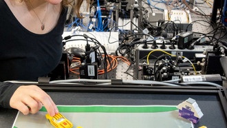 Сотрудничество элементарных частиц: как работа в парах фотонов преодолевает квантовые ошибки