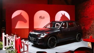 BMW представила лимитированную версию X5 в честь Года Лошади
