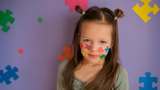 Аутизм одинаково распространён у мужчин и женщин, но у девочек его диагностируют позже