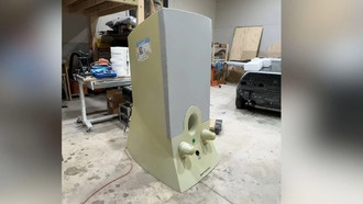 Художник создал гигантскую версию ретро-компьютерной колонки