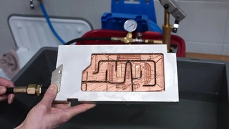 Der8auer протестировал стеклянные окна водоблоков на прочность