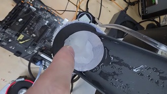 Ютубер создал систему охлаждения процессора с бесконечным циклом льда