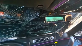 На трассе у Mercedes внезапно открылся капот и разбил лобовое стекло