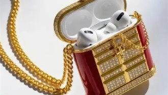 Chow Tai Fook продала золотой чехол для наушников за 788 800 юаней за один день