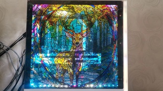 Пользователь Reddit создал витражную боковую панель для игрового ПК с изображением оленя