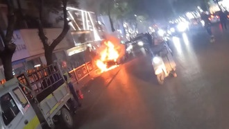 Мужчина подошел посмотреть на горящую у дороги машину и обнаружил, что это его автомобиль