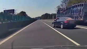 Водитель выехал с заправки и сразу врезался в машину на левой полосе: виноват полностью