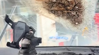 В машине загорелась рация при зарядке: лобовое стекло треснуло, приборная панель прожжена