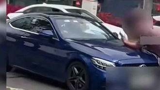 Водитель Mercedes-Benz в Гуанчжоу умышленно протаранил другую машину и скрылся