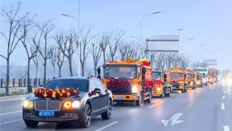 В Китае молодожён устроил свадебный кортеж из 9 ассенизационных машин