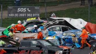 В квалификации 24-часовой гонки на Нюрбургринге произошло массовое столкновение: погиб финский гонщик