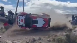 На ралли в Аргентине автомобиль вылетел с трассы и убил зрителя