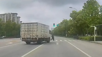 Водитель грузовика на перекрестке «подрезал» другую машину – все его только похвалили