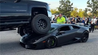 Женщина на модифицированном пикапе не заметила и переехала Lamborghini Huracán: ущерб до $100 000